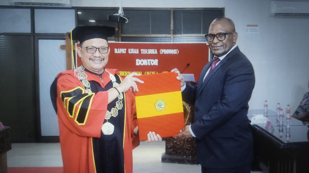 Disertasi Bernadus Okoka Soroti Arah Pembaruan Hukum di Papua, Raih Doktor dengan Predikat Sangat Memuaskan